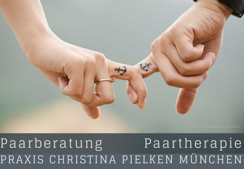 Ein Paar – Frau und Mann – halten sich an den Händen. Beide tragen ein Anker-Tattoo. Unten am Bildrand steht: Paarberatung, Paartherapie, Praxis Christina Pielken München.