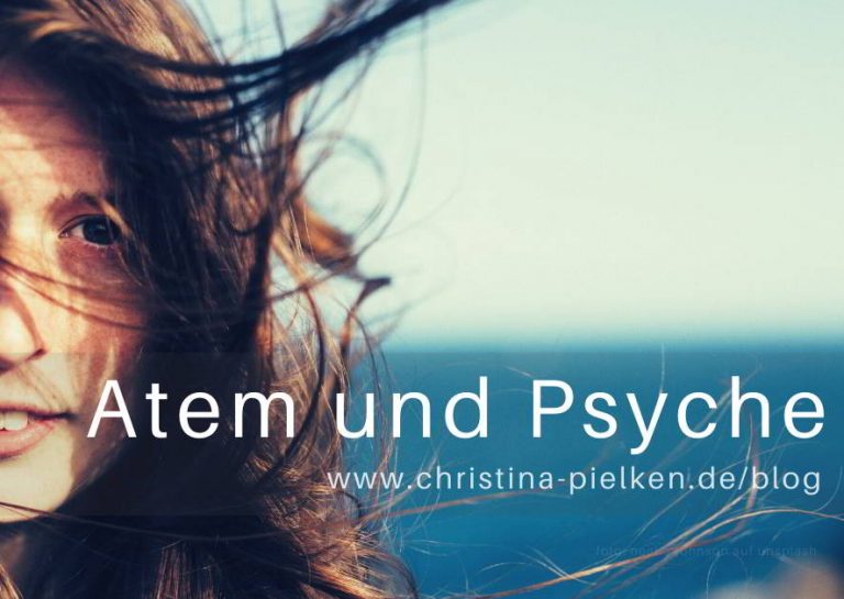 Frau atmet am Meer, Atem und Psyche sind wichtig für Mental Health und psychische Balance, Blogbeitrag