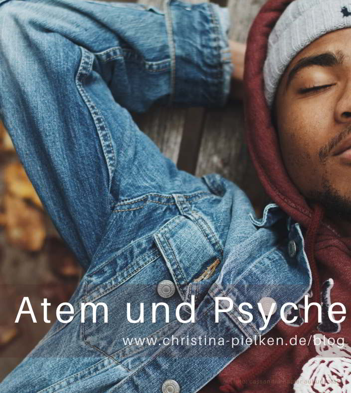 Mann liegt und beruhigt Atem und Psyche nach Lesen des Blog-Beitrages der Psychotherapie-Praxis Christina Pielken