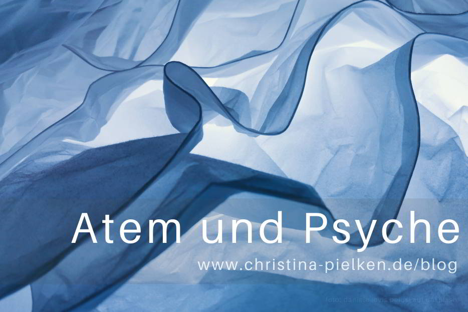 Blauer Stoff flattert im Wind wie die freie Atmung bei ausgeglichener Psyche (Mental Health), 7 Impulse für Stressabbau im Blogartikel Atem und Psyche