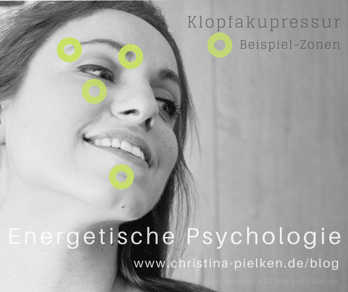 Klopfpunkt-Verfahren EFT als Beispiel Energetischer Psychologie und Psychotherapie im Blog-Beitrag, Frauengesicht markiert mit Akupunktur-Punkten