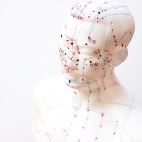 Akupunkturpunkte im Kopf- und Brustbereich. Eine Teilanwendung der Kindesiologie in der Praxis Christina Pielken.