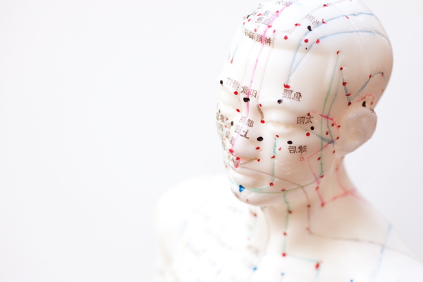 Akupunktur-Punkte auf Figur, Akupressur wird angewandt bei der Methode Kinesiolgie