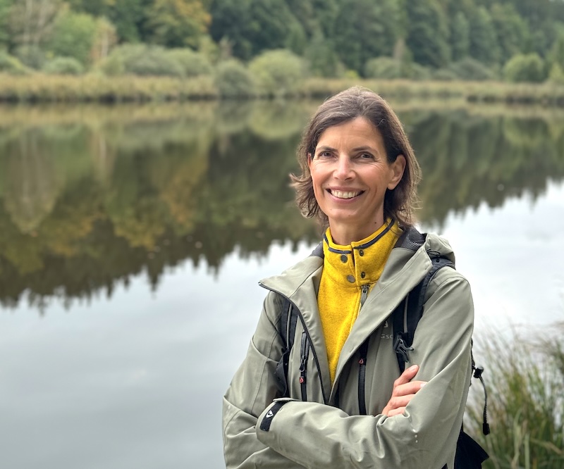 Frau Pielken vor See und Wald bei Outdoor-Therapie