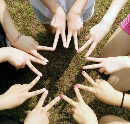 5 Handpaare bilden einen Kreis mit dem Mittel- und Zeigefinger und stehen für das Netzwerk der Praxis Christina Pielken