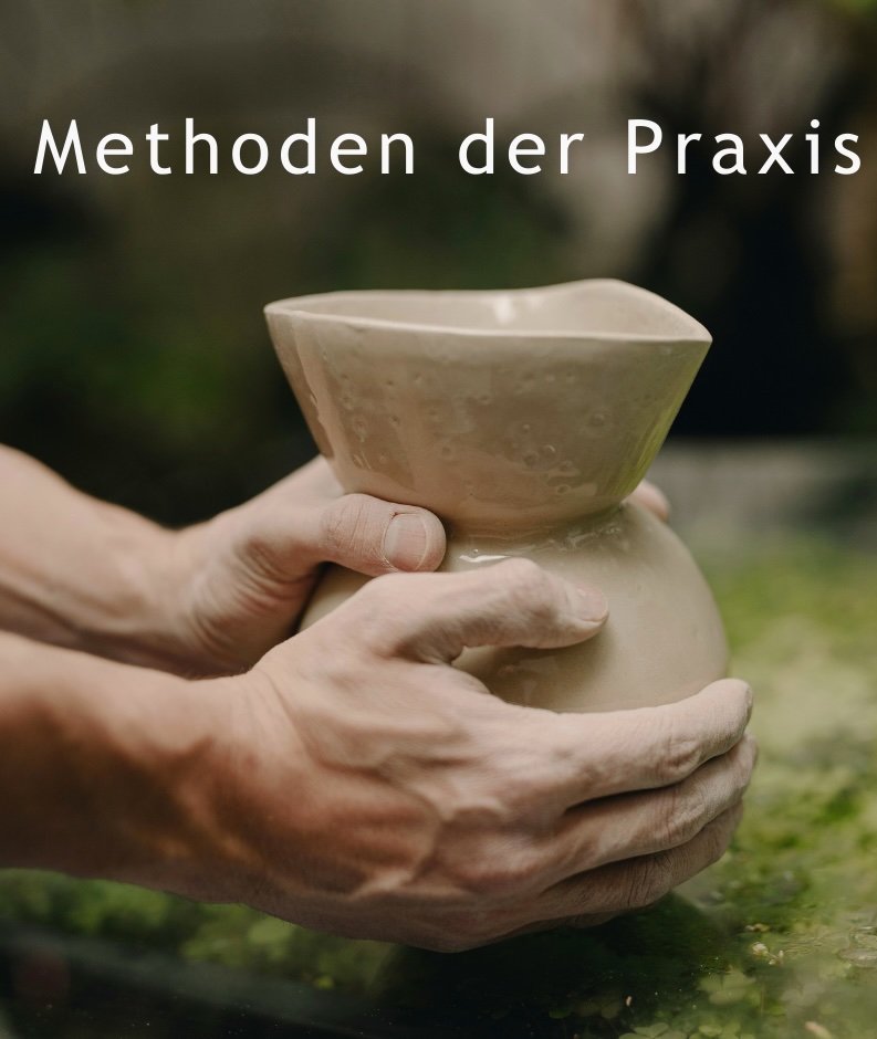 Ein Töpfer bei der Arbeit mit Ton als Symbol für das Methoden Werkzeug der Praxis Pielken