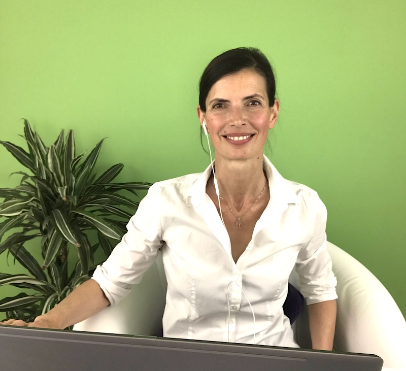 online-am-laptop-therapeutin-pielken-in-psychotherapie-praxis