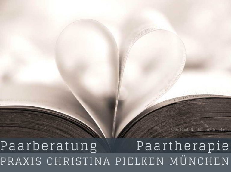 Ein aufgeschlagenes Buch - die Seiten zu einer Herzform eingeschlagen als Symbol für Liebe in einer Beziehung