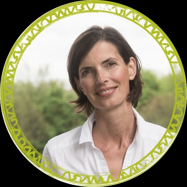 Christina Pielken mit Logokreis der therapeutischen Praxis, die mit Klopfakupressur und Energetischer Psychologie arbeitet