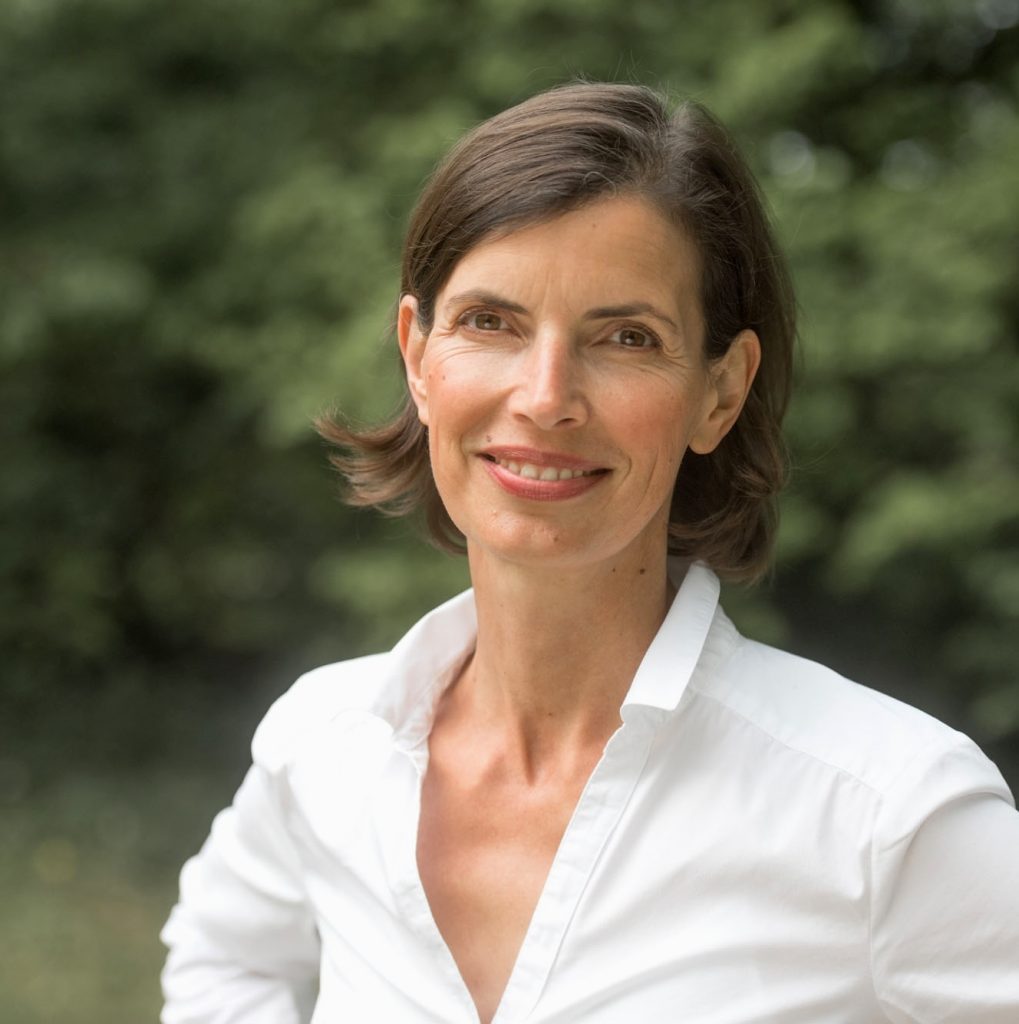 Psychotherapeutin Pielken in weißer Bluse vor Wald