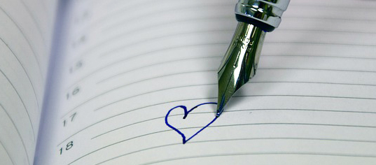 Mit Schreibfeder Termine für Psychotherapie in den Kalender schreiben