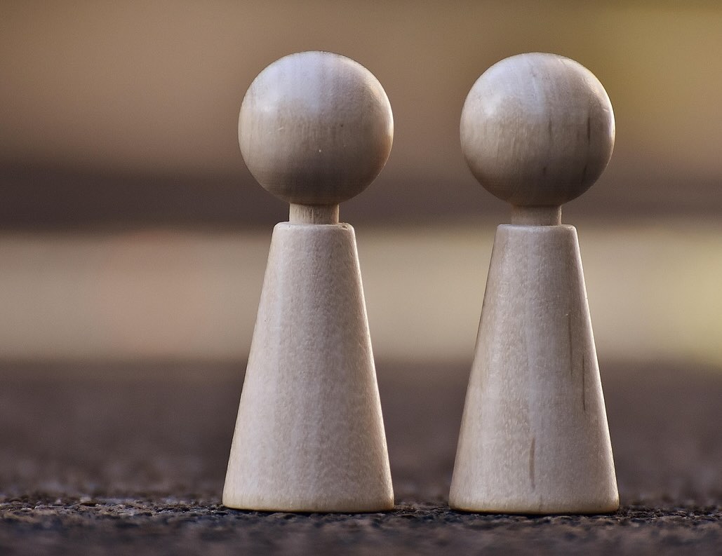 zwei-figuren-in-einer-systemischen-aufstellung-elemente-von-therapie