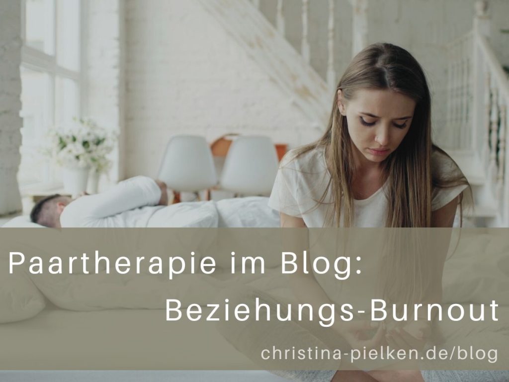 Frau enttäuscht, sexuelle Unlust in der Partnerschaft bei Beziehungs-Burnout