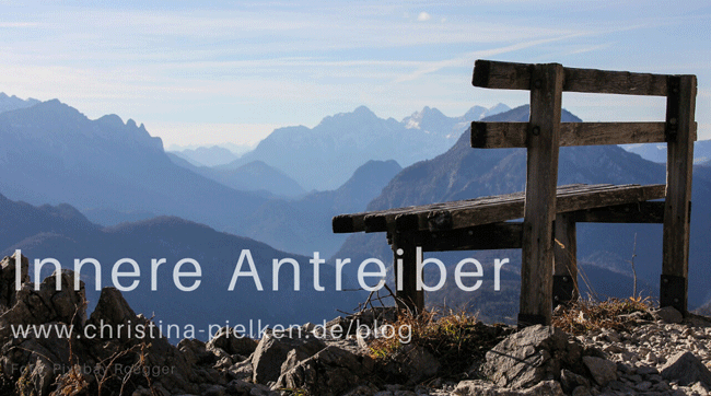 Eine Bank ohne Mensch vor Bergpanorama. Aufschrift: Innere Antreiber. Blog Beitrag von Therapeutin Pielken, Psychotherapie, Paartherapie