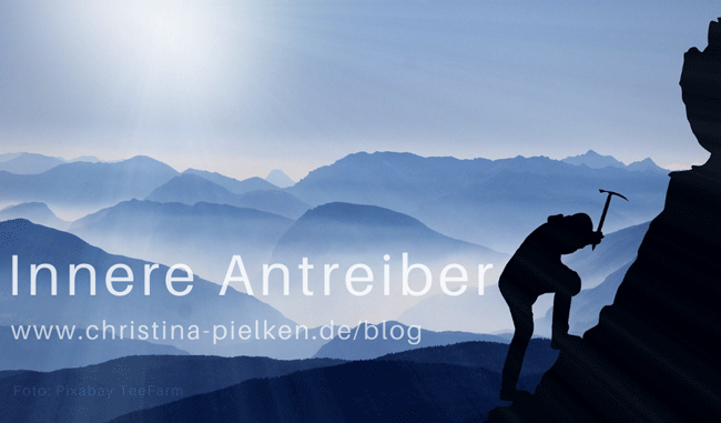 Ein Mann klettert am Berg mit Spitzhacke, weite Bergsicht in Blautönen, Aufschrift: Innere Antreiber. Blog Beitrag von Therapeutin Pielken, Psychotherapie, Paartherapie