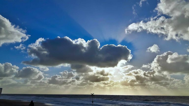 Sommerhimmel mit Wolken über der Nordsee, wo die Psychothearpie- und Paartherapie-Praxis Urlaub macht