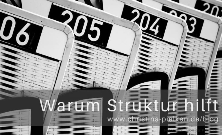 Strandkörbe aufgereiht ergeben Struktur, Text: Warum Struktur hilft, Blog-Beitrag von Psychotherapeutin