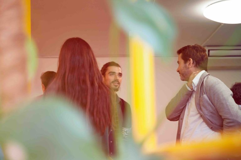 Workshop Teilnehmer diskutieren in der Pause Psychotherapie und Paartherapie-Methoden
