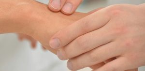 Der kinesiologische Muskeltest in der Praxis Pielken ist eine sanfte Berührung am Arm, die Kinesiolgie als Methode der Praxis Pielken